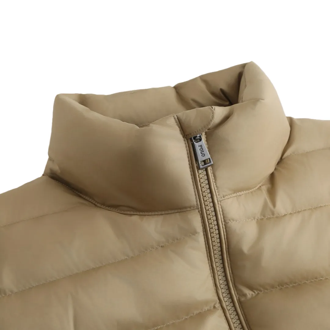 P900 Ralph Lauren Pony Embroidered Stand Collar Lightweight Down Jacket (khaki) The fabric is made of nylon fabric with good windproof and waterproof properties, which can effectively block the intrusion of wind and rain from the outside and keep the inside dry. It is suitable for wearing in humid or rainy environments. The high-quality filling is made of 90 white duck down with a weight of 260g, ensuring excellent thermal insulation performance. After strict screening and processing, the velvet is not easy to get drilled, ensuring durability. The red label on the chest is made with an imported MECLO embroidery machine. The original pattern is scanned first, and then high-quality silk thread is used to make a pattern. The density effect is adjusted by continuous pattern making. The details are processed and the exquisite zipper design is simple and elegant, easy to operate. The closing design of the cuffs and hem effectively prevents the intrusion of cold wind and improves the warmth and comfort of wearing. Size:S-M-L-XL